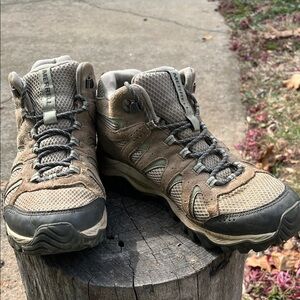 Merrell women’s Oak-creek hiking boot Tan and Green